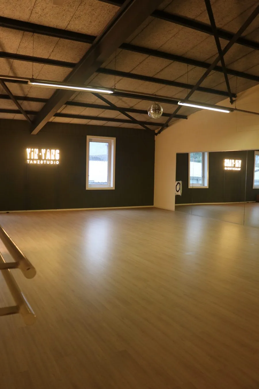 Spiegelwand und Leuchtschrift im YIN·YANG Tanzstudio
